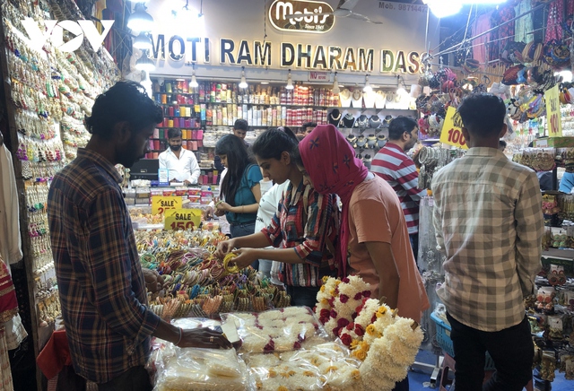Thăm khu chợ sầm uất bậc nhất New Delhi, nơi người bán hàng toàn là đàn ông - Ảnh 2.