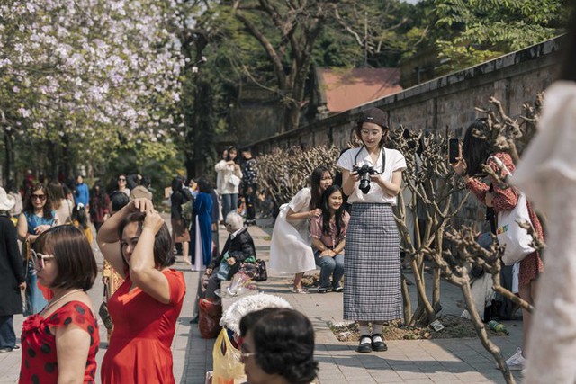  Đông nghịt người kéo đến con đường hoa ban tím ở Hà Nội trong ngày cuối tuần, đúng là trời nắng đẹp có khác! - Ảnh 8.