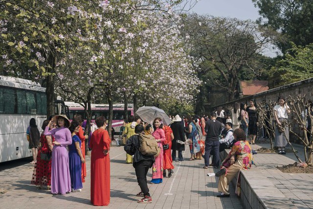  Đông nghịt người kéo đến con đường hoa ban tím ở Hà Nội trong ngày cuối tuần, đúng là trời nắng đẹp có khác! - Ảnh 7.