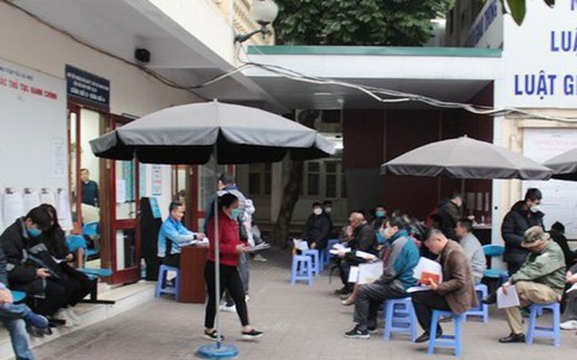 Người dân xếp hàng chờ đổi giấy phép lái xe trực tiếp tại Hà Nội.