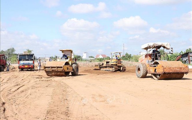 Các đơn vị đang triển khai thi công Dự án xây dựng đường cao tốc Bến Lức - Long Thành. Ảnh: Dương Giang/TTXVN