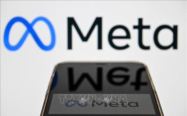 Biểu tượng Meta trên màn hình điện thoại Ảnh: AFP/TTXVN