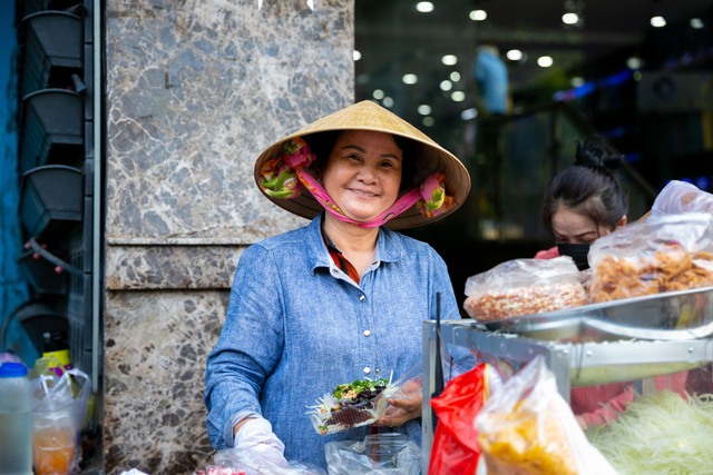 Xe gỏi khô bò gần 50 năm tại TP.HCM lần đầu giải mã tin đồn “giàu đến mức cho con du học Mỹ bằng nghề bán gỏi” - Ảnh 2.