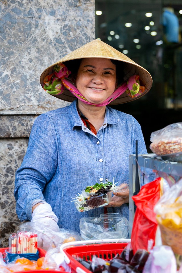 Xe gỏi khô bò gần 50 năm tại TP.HCM lần đầu giải mã tin đồn “giàu đến mức cho con du học Mỹ bằng nghề bán gỏi” - Ảnh 21.