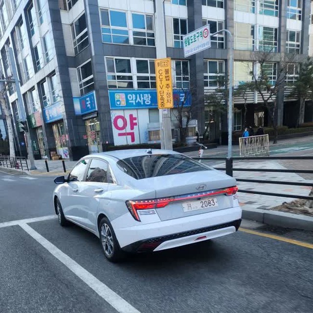 Hyundai Accent 2024 lần đầu lộ diện trần trụi ngoài đường: Trông sang xịn thế này mà về Việt Nam thì Vios liệu có cửa? - Ảnh 1.