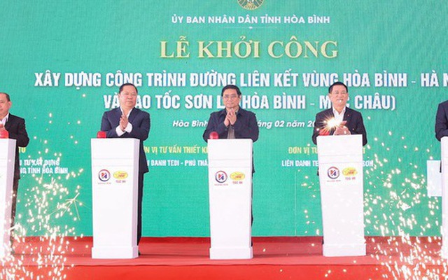 Thủ tướng Phạm Minh Chính và các đại biểu thực hiện nghi thức khởi công đường liên kết vùng Hòa Bình - Hà Nội và cao tốc Sơn La (Hòa Bình - Mộc Châu) - Ảnh: VGP/Nhật Bắc