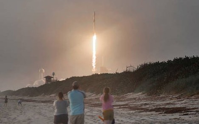 Tên lửa SpaceX Falcon 9 mang theo 60 vệ tinh Starlink được phóng từ Trung tâm Vũ trụ Kennedy (Mỹ) ngày 6/10/2020. Ảnh: Getty Images