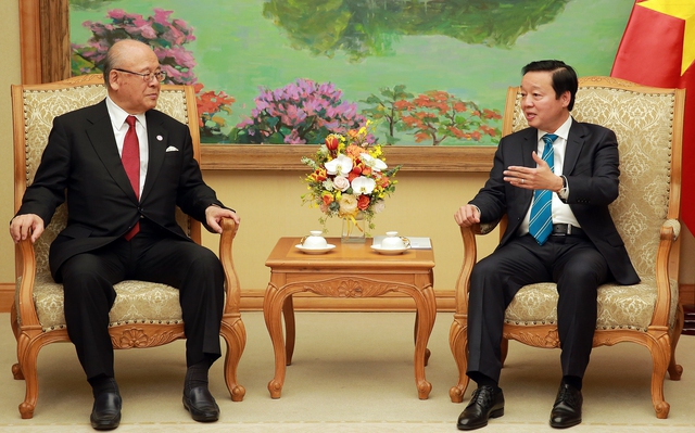 Phó Thủ tướng Trần Hồng Hà trao đổi với ông Takebe Tsutomu, cố vấn đặc biệt Liên minh Nghị sĩ hữu nghị Nhật - Việt về các biện pháp thúc đẩy quan hệ Việt Nam-Nhật Bản trở thành hình mẫu hợp tác giữa các nước đang phát triển và các nước phát triển - Ảnh: VGP/Minh Khôi