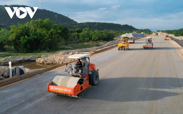 Thi công cao tốc Bắc - Nam đoạn Cam Lâm - Vĩnh Hảo