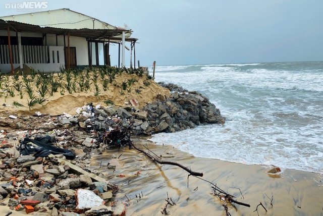 Cận cảnh sóng đánh sập nhà cửa, nuốt chửng bờ biển ở Hội An - Ảnh 10.