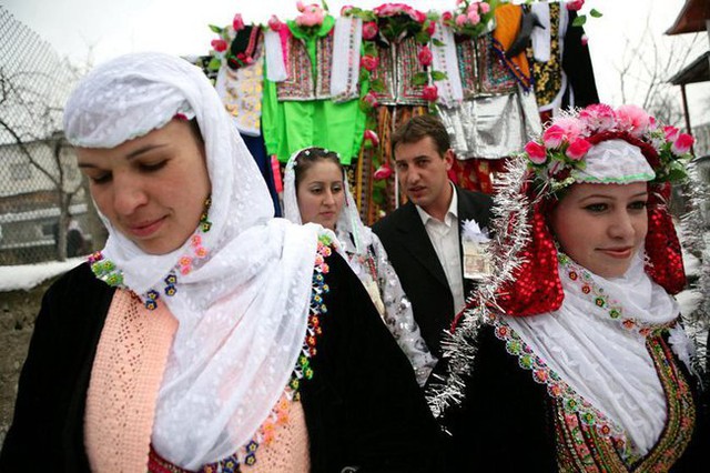 Độc lạ Bulgaria: Xuất hiện ‘ngày hội kén chồng’ để người độc thân kiếm vợ mà chỉ bỏ ra 70 triệu đồng, các cô gái trẻ nô nức tìm chồng - Ảnh 3.