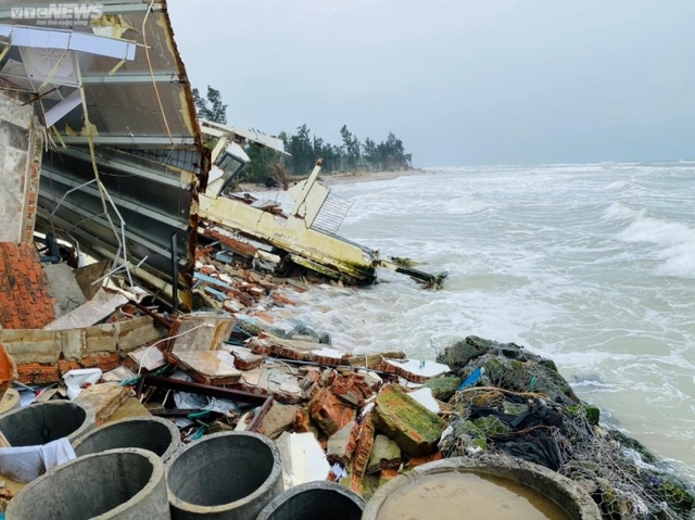 Cận cảnh sóng đánh sập nhà cửa, nuốt chửng bờ biển ở Hội An - Ảnh 1.