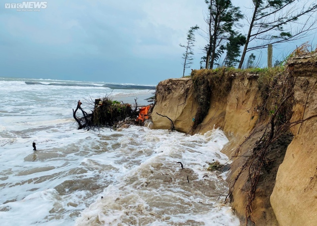 Cận cảnh sóng đánh sập nhà cửa, nuốt chửng bờ biển ở Hội An - Ảnh 9.