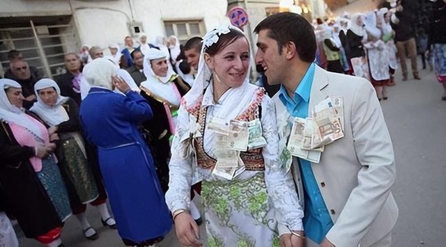 Độc lạ Bulgaria: Xuất hiện ‘ngày hội kén chồng’ để người độc thân kiếm vợ mà chỉ bỏ ra 70 triệu đồng, các cô gái trẻ nô nức tìm chồng - Ảnh 2.