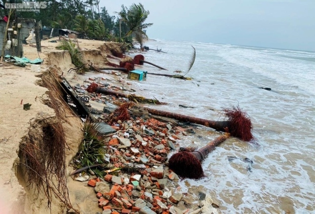 Cận cảnh sóng đánh sập nhà cửa, nuốt chửng bờ biển ở Hội An - Ảnh 8.