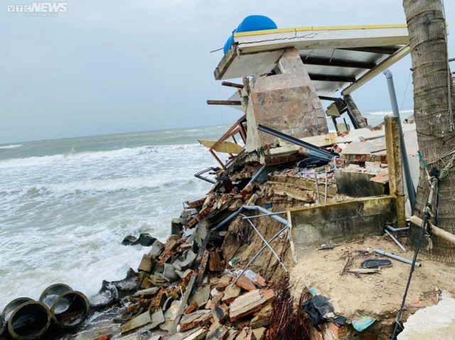 Cận cảnh sóng đánh sập nhà cửa, nuốt chửng bờ biển ở Hội An - Ảnh 5.