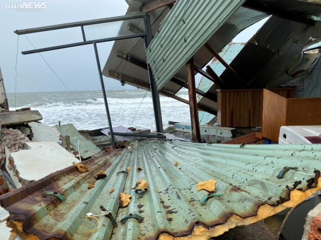 Cận cảnh sóng đánh sập nhà cửa, nuốt chửng bờ biển ở Hội An - Ảnh 4.