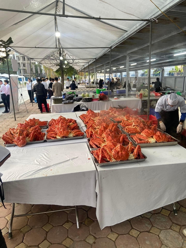 Dân mạng choáng với cỗ cưới sang chảnh nhất Bắc Ninh, đãi khách bằng món cua có giá hơn 2 triệu/kg - Ảnh 3.