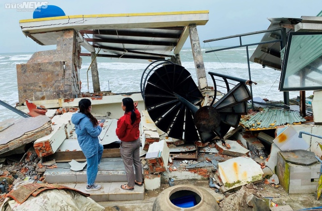 Cận cảnh sóng đánh sập nhà cửa, nuốt chửng bờ biển ở Hội An - Ảnh 2.