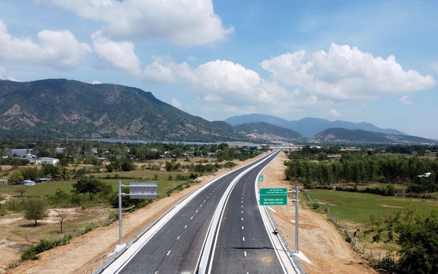 Cao tốc Nha Trang- Cam Lâm do Tập đoàn Sơn Hải thi công. Ảnh: Văn Tri