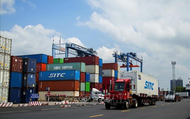 Xếp dỡ hàng hóa Container tại Tân cảng Sài Gòn. Ảnh tư liệu: Hồng Đạt/TTXVN