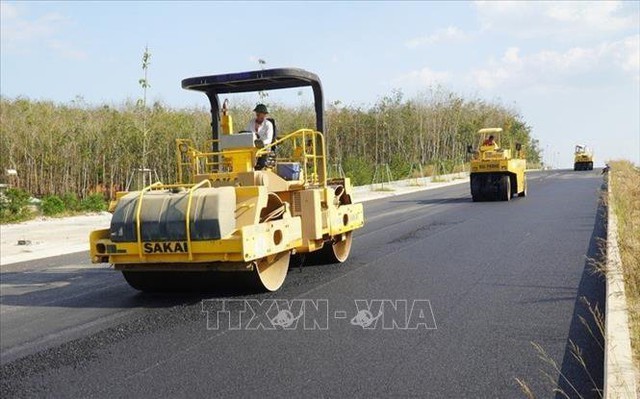 Các nhà thầu tích cực triển khai xây dựng đẩy nhanh tiến độ thực hiện dự án đường tạo lực Bắc Tân Uyên - Phú Giáo - Bàu Bàng của tỉnh Bình Dương. Ảnh: TTXVN phát