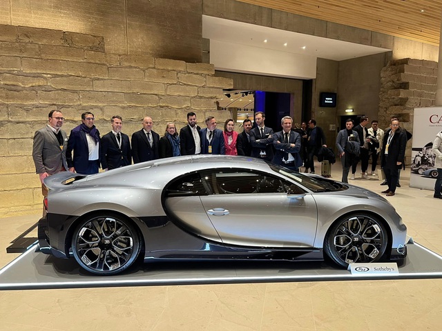 Kỷ lục xe đấu giá đắt nhất thế giới chạm mốc 300 tỉ đồng là Bugatti Chiron Profilee - Ảnh 1.