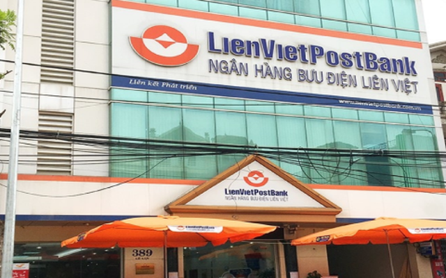 Người nhà và lãnh đạo LienVietPostBank cùng đăng ký bán cổ phiếu