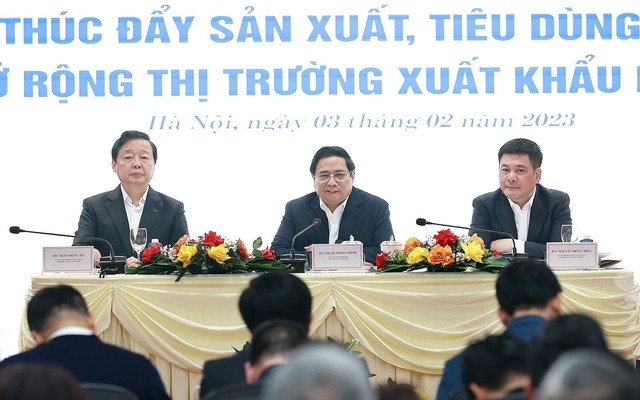 Thủ tướng Phạm Minh Chính, Phó Thủ tướng Trần Hồng Hà và Bộ trưởng Bộ Công Thương Nguyễn Hồng Diên chủ trì hội nghị. Ảnh: Dương Giang/TTXVN.