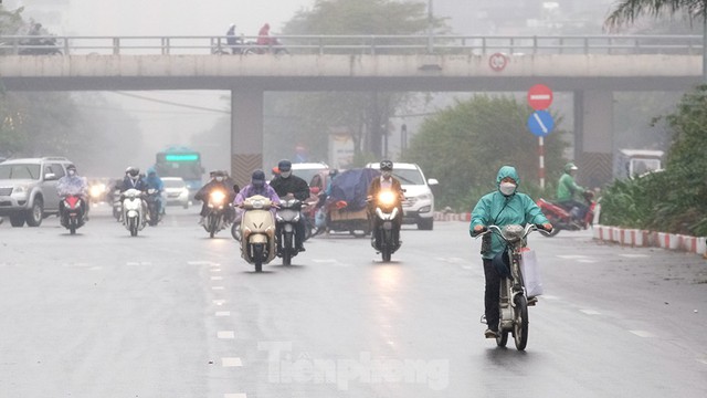Người dân Thủ đô vật lộn với thời tiết mưa phùn, nồm ẩm - Ảnh 5.