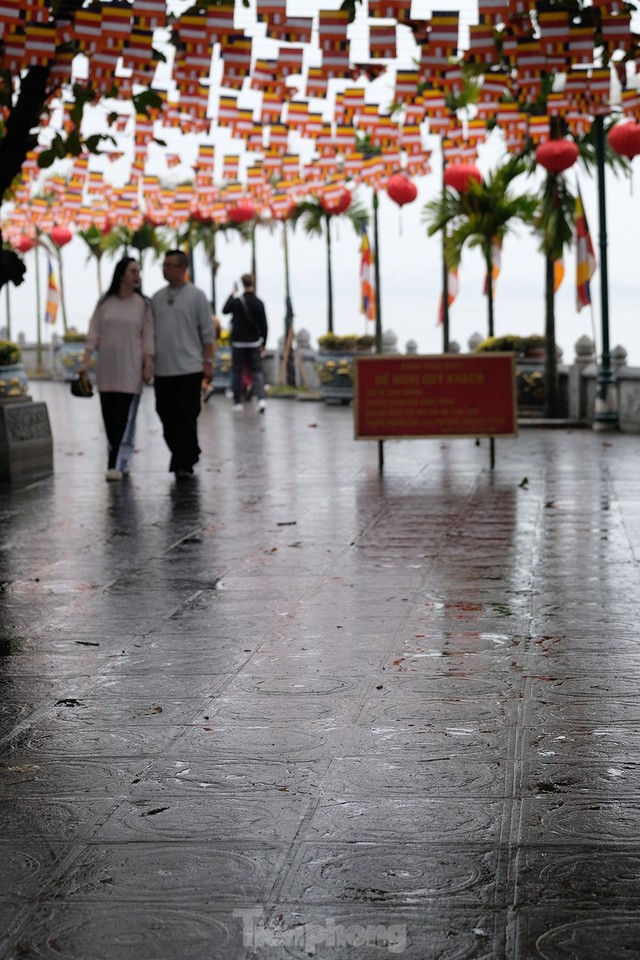 Người dân Thủ đô vật lộn với thời tiết mưa phùn, nồm ẩm - Ảnh 3.