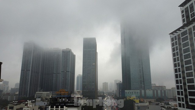 Người dân Thủ đô vật lộn với thời tiết mưa phùn, nồm ẩm - Ảnh 1.