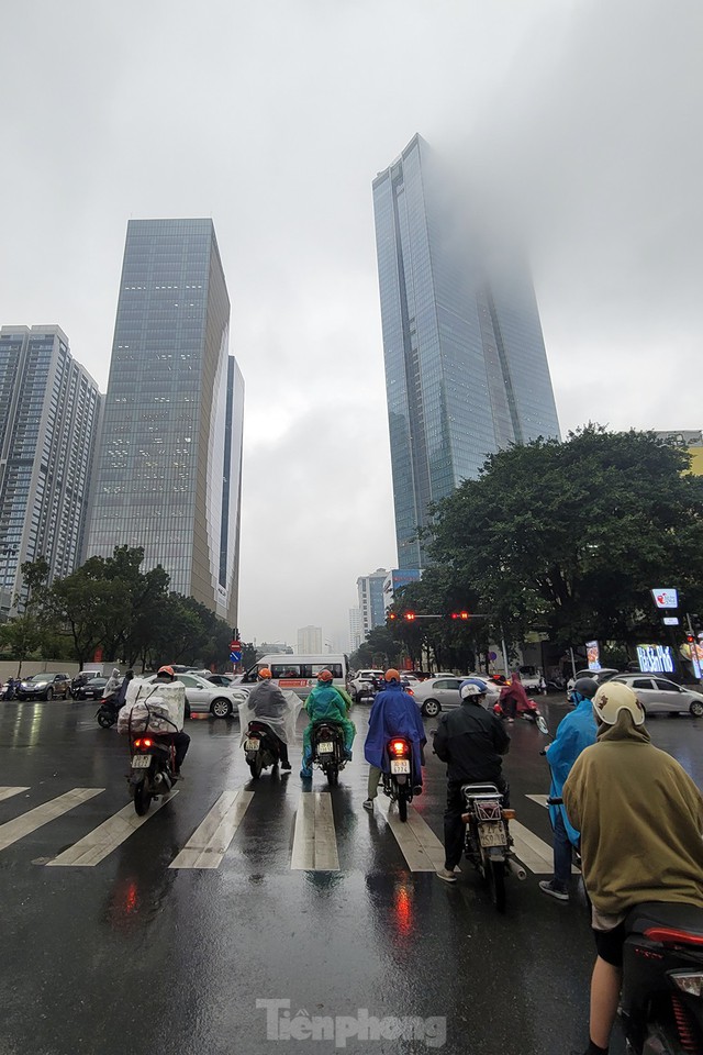 Người dân Thủ đô vật lộn với thời tiết mưa phùn, nồm ẩm - Ảnh 11.