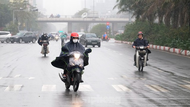 Người dân Thủ đô vật lộn với thời tiết mưa phùn, nồm ẩm - Ảnh 8.
