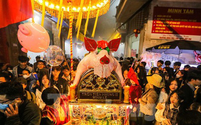 Nghìn người chen chân xem lễ rước 'ông lợn' trên kiệu tại La Phù Nghìn người chen chân xem lễ rước 'ông lợn' trên kiệu tại La Phù