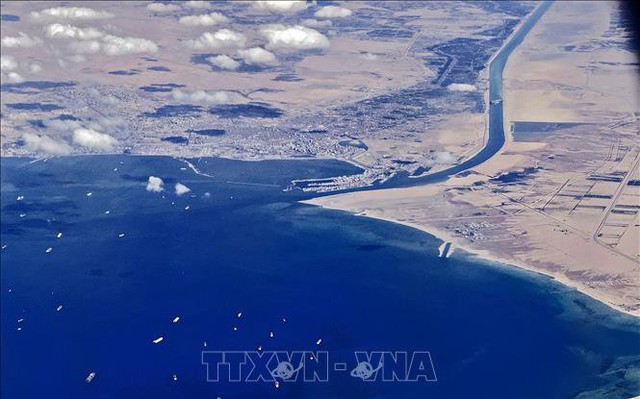 Tàu thuyền chuẩn bị di chuyển qua Kênh đào Suez, Ai Cập. Ảnh: AFP/TTXVN