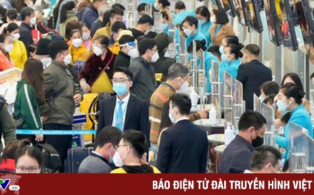 Hành khách đi máy bay làm thủ tục (Ảnh: VPG)