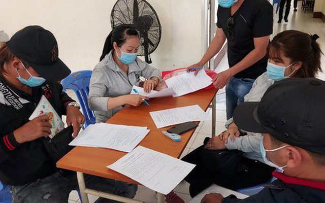 Công nhân một doanh nghiệp tại quận Tân Bình, TP HCM viết đơn khởi kiện doanh nghiệp đòi nợ BHXH Ảnh: MAI CHI
