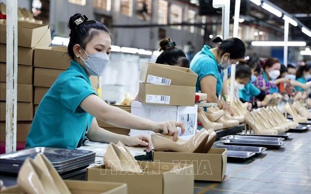 Công nhân làm giày da trong nhà máy Công ty TNHH Giày Gia Định, thành phố Thủ Đức.