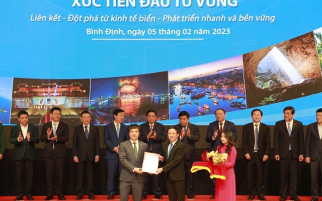 Ông Phạm Anh Tuấn (bên phải), Chủ tịch UBND tỉnh Bình Định đã trao quyết định chấp thuận chủ trương đầu tư các dự án trên địa bàn. Ảnh: BTC