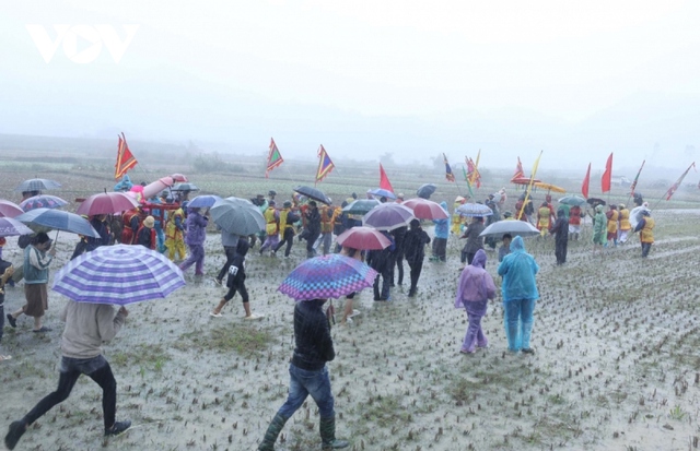 Hàng nghìn người đội mưa xem rước sinh thực khí ở lễ hội Ná Nhèm, Lạng Sơn - Ảnh 10.