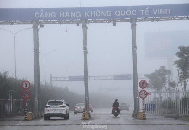 Sương mù nuốt nhà cao tầng ở Vinh, hàng loạt chuyến bay bị hủy - Ảnh 5.