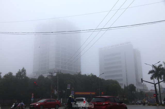 Sương mù nuốt nhà cao tầng ở Vinh, hàng loạt chuyến bay bị hủy - Ảnh 4.
