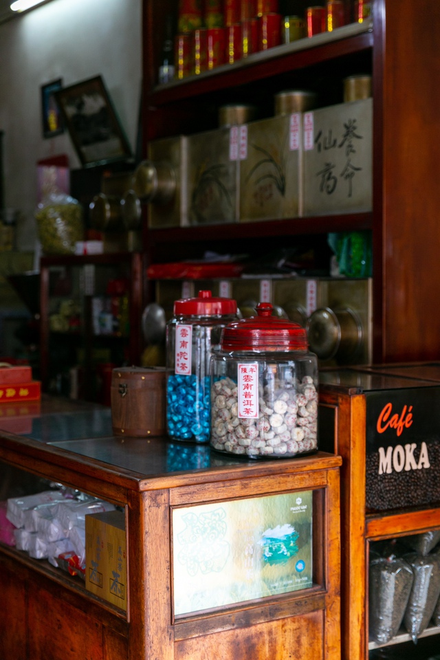 A 70-year-old tea shop in Ho Chi Minh City has passed on "cross-border" with the recipe of two precious teas, sometimes up to 350 million VND/kg - Photo 3.
