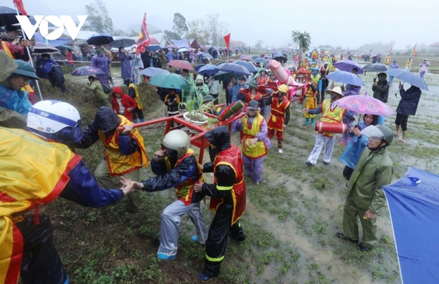 Hàng nghìn người đội mưa xem rước sinh thực khí ở lễ hội Ná Nhèm, Lạng Sơn - Ảnh 9.