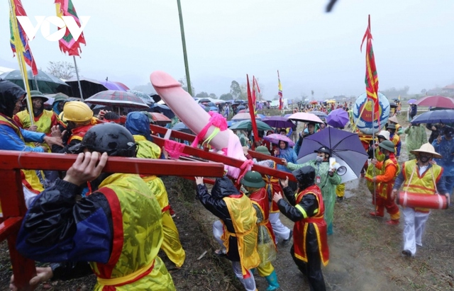 Hàng nghìn người đội mưa xem rước sinh thực khí ở lễ hội Ná Nhèm, Lạng Sơn - Ảnh 8.