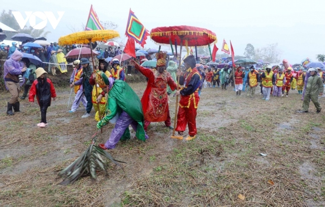 Hàng nghìn người đội mưa xem rước sinh thực khí ở lễ hội Ná Nhèm, Lạng Sơn - Ảnh 7.
