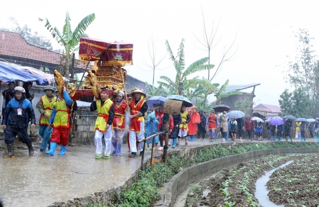 Hàng nghìn người đội mưa xem rước sinh thực khí ở lễ hội Ná Nhèm, Lạng Sơn - Ảnh 6.