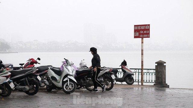 Người Hà Nội chôn chân trong mưa phùn gió bấc đến công sở ngày đầu tuần - Ảnh 9.