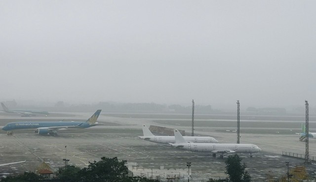 Thời tiết xấu, mù mịt, mưa phùn có ảnh hưởng đến hoạt động của sân bay Nội Bài? - Ảnh 2.